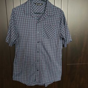 Travis Mathews stretch short sleeve shirt.